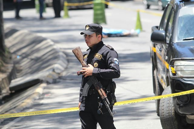 La policía protege lugar en el que murió el presunto asaltante, en el ingreso al Anillo Periférizo, zona 3. (Foto Prensa Libre: Érick Ávila)