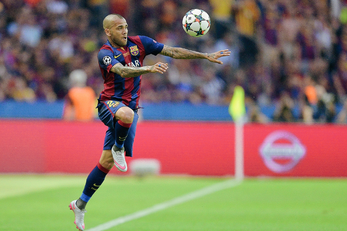 Dani Alves continuará dos temporadas más con el FC Barcelona. (Foto Prensa Libre: AFP)