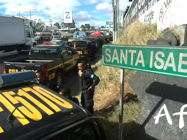 La policía se encuentra a las afueras de la colonia Santa Isabel 2 en Villa Nueva. (Foto Prensa Libre: Estuardo Paredes)