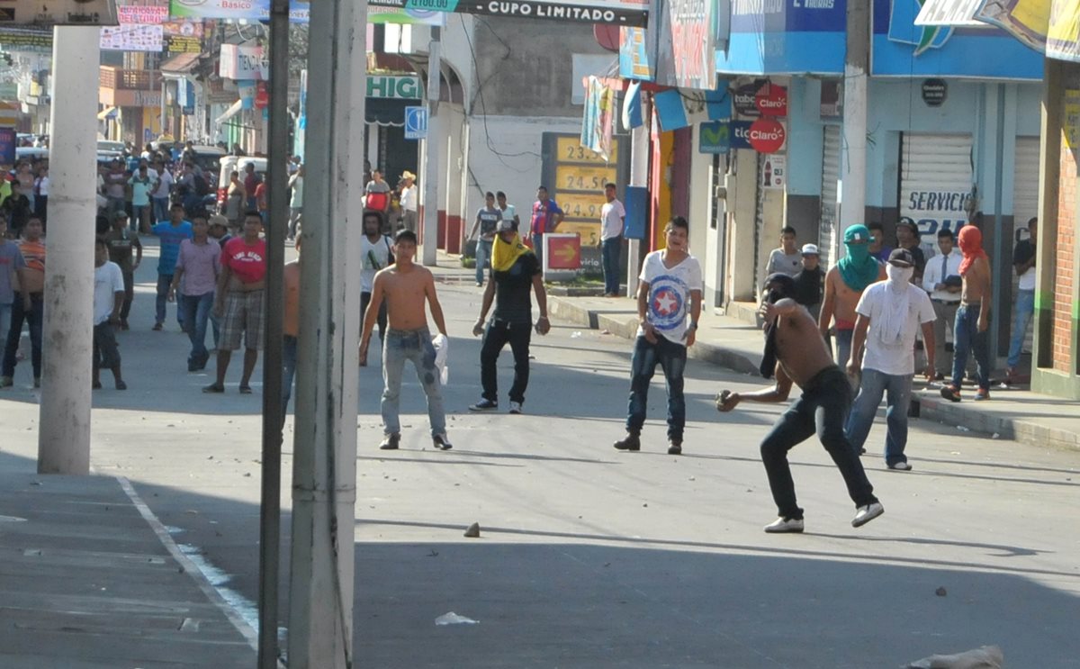 Inconformes lanzaron piedras y causaron destrozos en la comuna de Malacatán. (Foto Prensa Libre: Alexánder Coyoy).