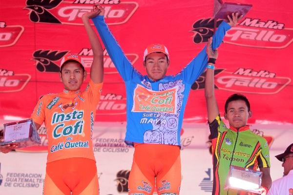 El "Zorro" levantó los brazos en el podio junto a su compañero Álder Torres y al chimalteco Hosman Chicol. (Foto Prensa Libre: Fernando Ruiz)