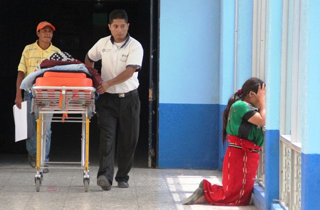 Testimonios dan cuenta del calvario que viven familias de escasos recursos, en hospitales públicos de la provincia. (Foto Prensa Libre: Mike Castillo)