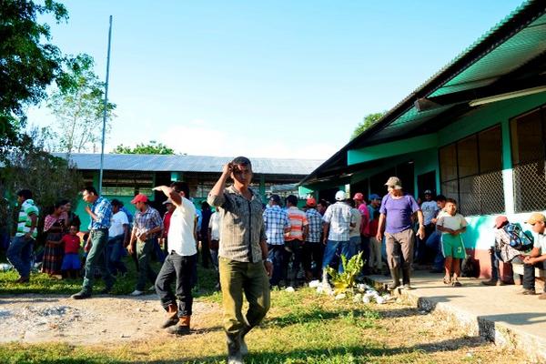 Vecinos se organizaron para dar con el paradero de los adolescentes. (Foto Prensa Libre: Rigoberto Escobar)