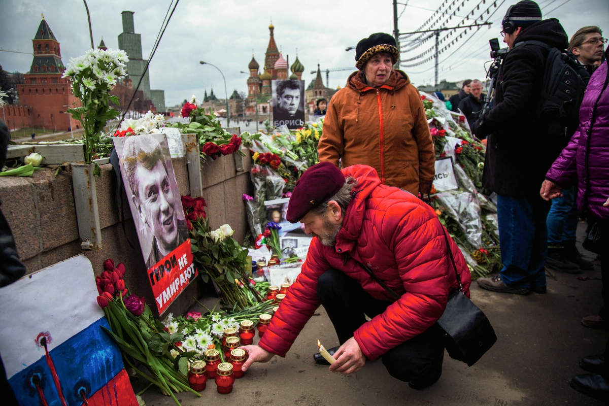 Simpatizantes depositan  flores en el lugar en donde murió Boris Nemtsov en el centro de Moscú ( Foto Prensa Libre: AP)
