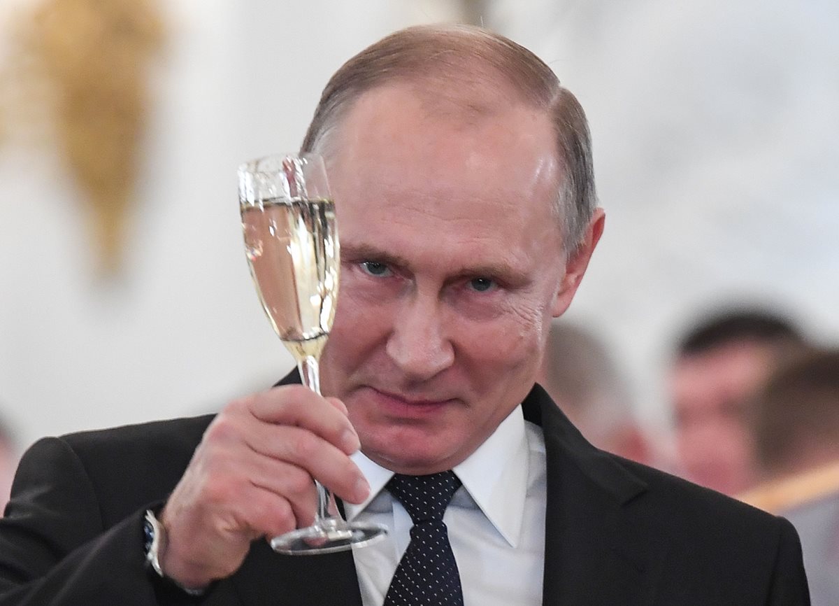 El Presidente de Rusia Vladimir Putín envió mensaje a varios presidentes de difentes países del mundo. En la foto, en una ceremonia con fuerzas armadas de su país. (Foto, Prensa Libre: AFP)