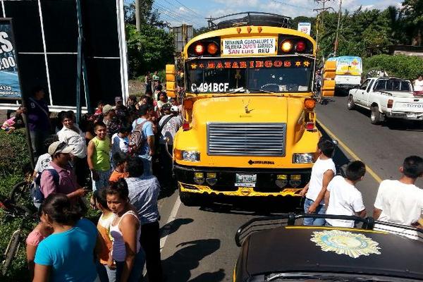 Dos hombres atacaron al piloto y ayudante de un bus en San Sebastián, Retalhuleu. (Foto Rolando Miranda).