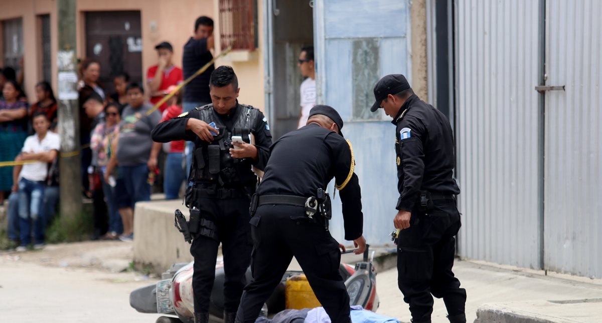 Luis Roberto González fue atacado cuando viajaba en su motocicleta. (Foto Prensa Libre: Mike Castillo)