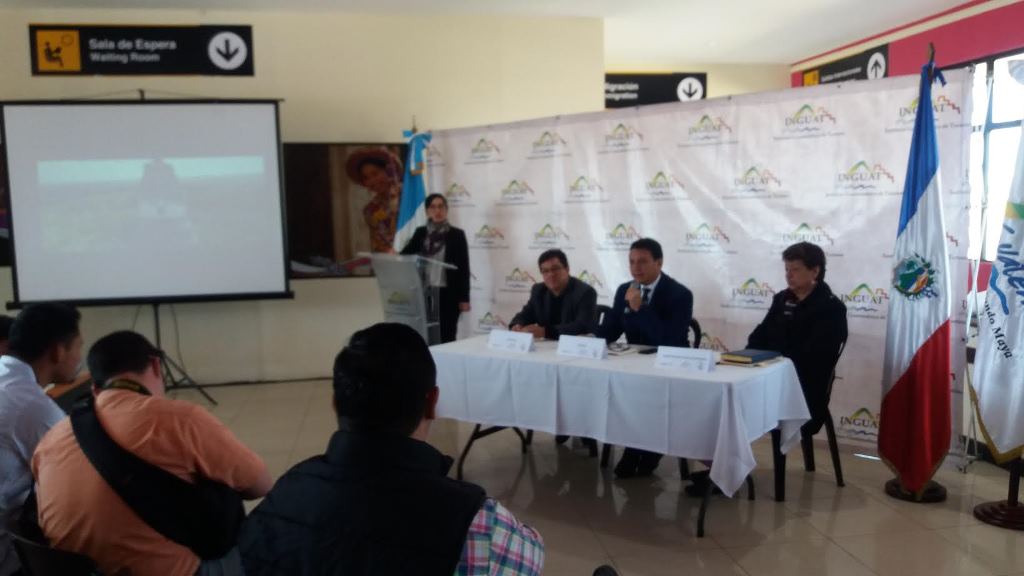 Autoridades informan acerca del nuevo servicio en el aeropuerto de Quetzaltenango. (Foto Prensa Libre: María José Longo).