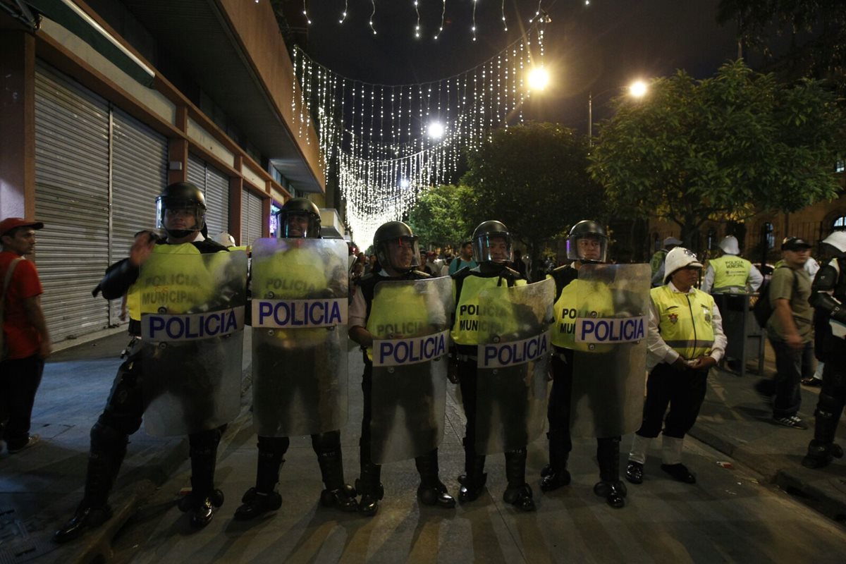 Policía Municipal desaloja a vendedores ambulantes del Paseo La Sexta, en el Centro Histórico. (Foto Prensa Libre: Paulo Raquec)