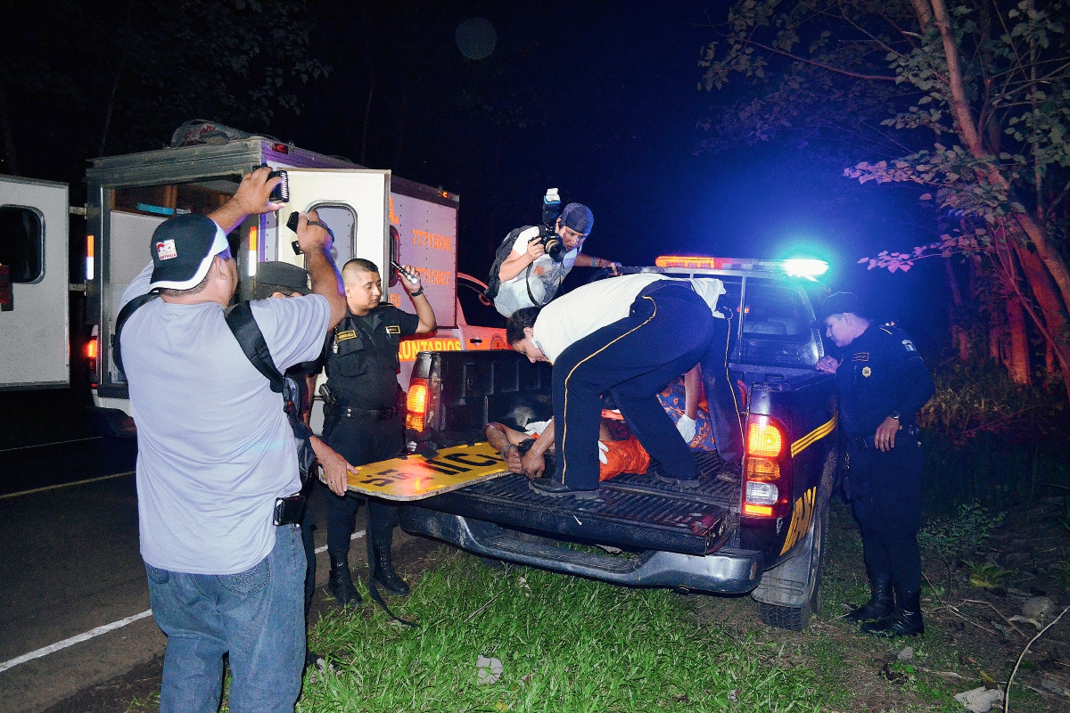El herido fue trasladado por los Bomberos Voluntarios al Hospital Nacional de Retalhuleu. (Foto de Jorge Tizol)