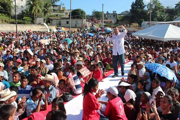 El candidato presidencial de Líder, Manuel Baldizón culmina su gira navideña en San Luis, Petén. (Foto Prensa Libre: Rigoberto Escobar)<br _mce_bogus="1"/>