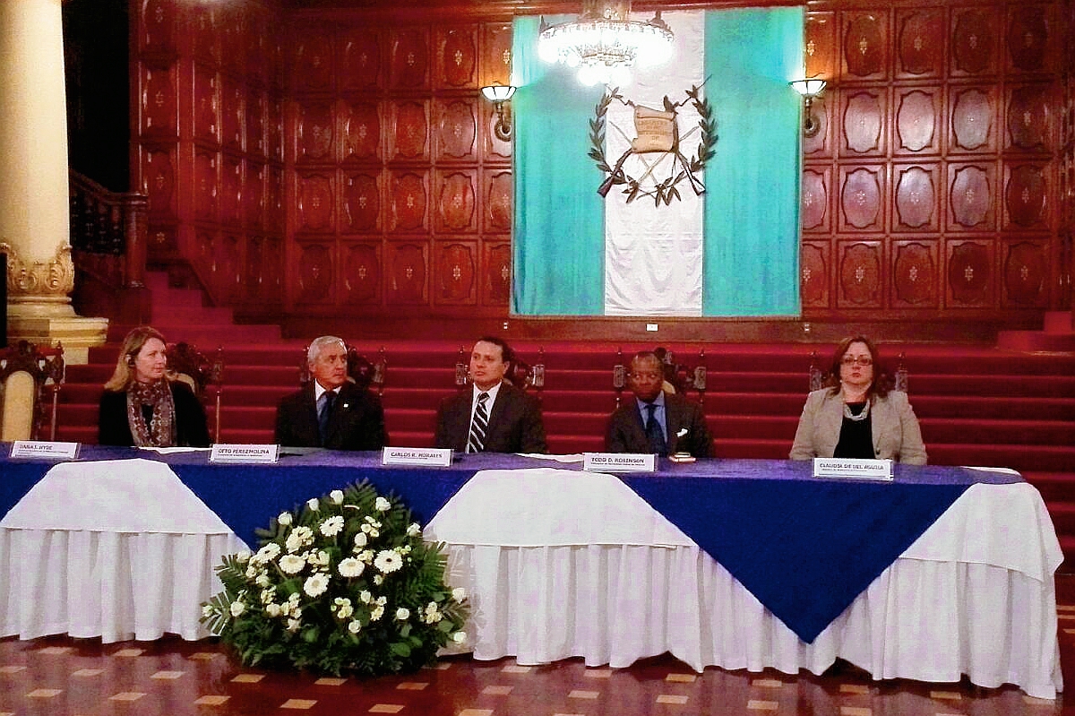 El presidente Otto Pérez Molina fue el testigo de honor en la firma del convenio para recibir una donación de MCC, en un acto en el Palacio Nacional de la Cultura.