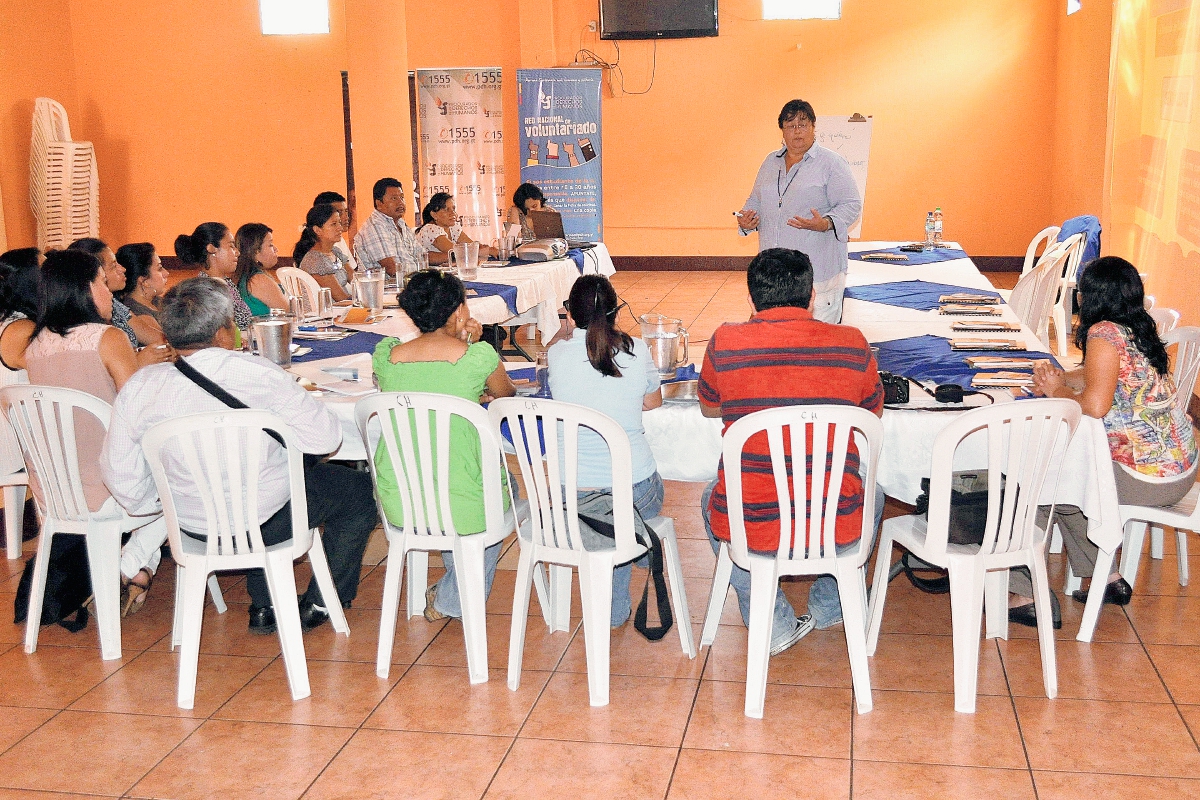 Representantes de  la PDH y de instituciones relacionadas con la niñez y la Adolescencia se reunieron con periodistas en Coatepeque, Quetzaltenango. (Foto Prensa Libre: Edgar Girón)