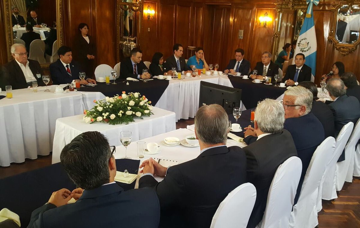 Empresarios asistieron a reunión con el presidente Jimmy Morales en la Casa Presidencial. (Foto Prensa Libre: Presidencia)