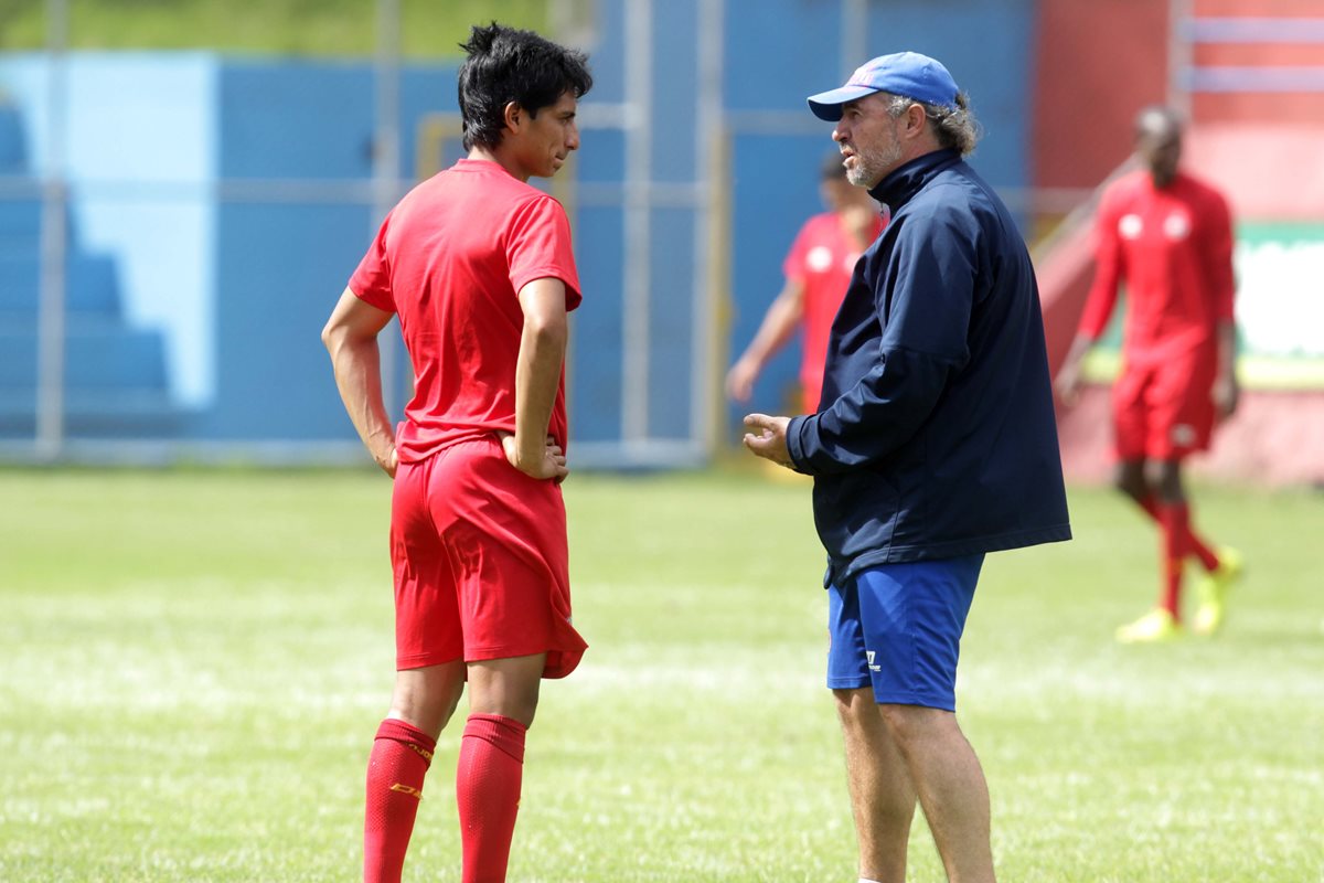 Renato Sequén conversa con el técnico rojo Guastavo Machaín. (Foto Prensa Libre: Norvin Mendoza)