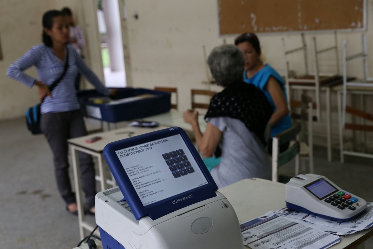 Se observa la instalación de maquinas electorales en un centro de votación en Caracas Venezuela. (Foto Prensa Libre: EFE)