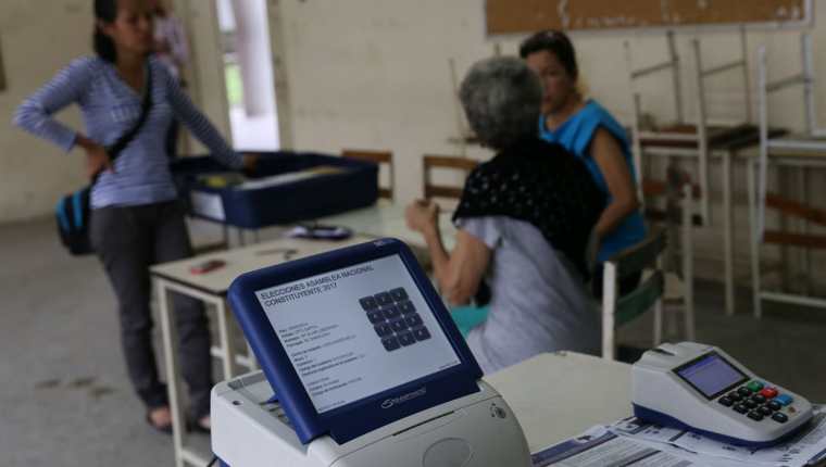 Se observa la instalación de maquinas electorales en un centro de votación en Caracas Venezuela. (Foto Prensa Libre: EFE)