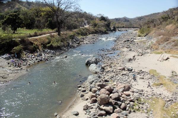 Según los denunciantes, todavía no se ha construido un puente sobre el río Motagua.