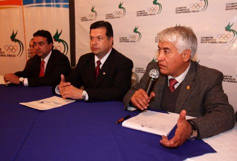 Sergio Camargo -derecha- notificó que no hay capacidad de organizar los Juegos antes de dejar el cargo.