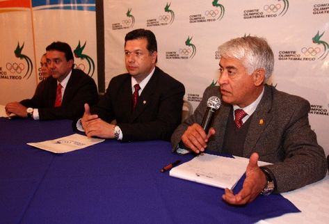 Sergio Camargo -derecha- notificó que no hay capacidad de organizar los Juegos antes de dejar el cargo.