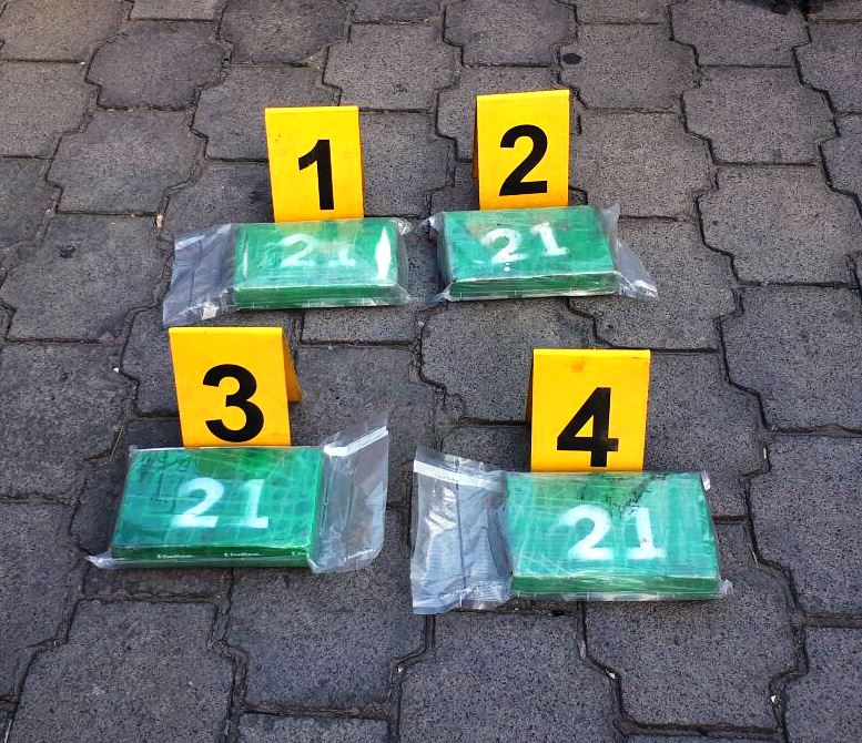 Los paquetes con cocaína estaban escondidos en compartimientos especiales. (Foto Prensa Libre: Cortesía PNC)
