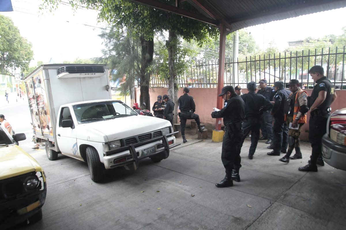 El vendedro del camión repartido de embutidos buscó refugio con los Bomberos Voluntarios de la zona 21.  (Foto Prensa Libre: Erick Avila). 