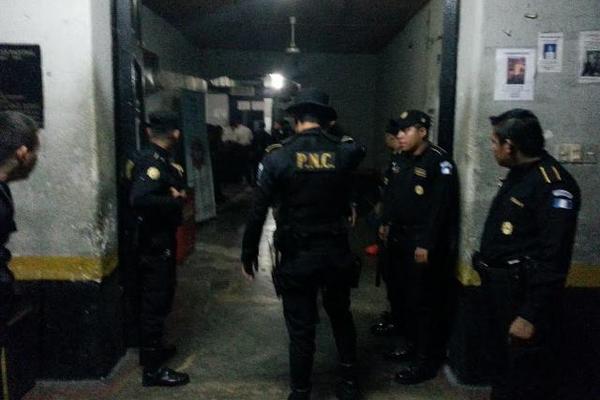 Agentes de PNC buscan controlar la revuelta. (Foto Prensa Libre: Rolando Miranda)
