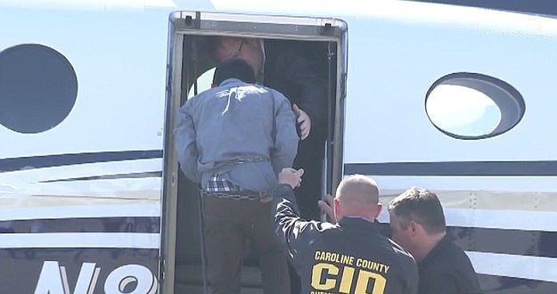Autoridades conducen a Sergio Morales Soto en un vuelo de regreso a Maryland. (Foto Prensa Libre: MailOnline)