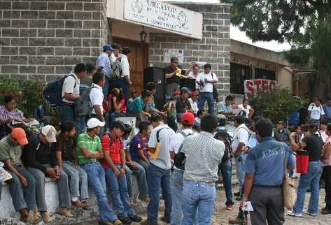 Dirigentes de  trabajadores administrativos del Ministerio  de Educación amenazan con ir  a huelga si no es firmado un pacto colectivo.