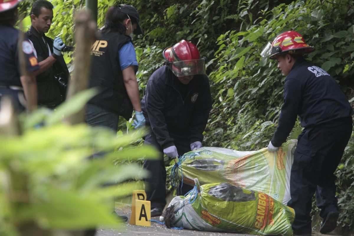 Dos mujeres fueron localizadas entre costales en la colonia Alta Vista, zona 1 de Mixco, con señales de violencia. (Foto Prensa Libre: Ércik Ávila)