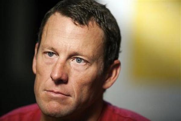 En imagen del 15 de febrero de 2011, Lance Armstrong escucha durante una  entrevista en Austin, Texas. El ciclista estadounidense está siendo demandado por el diario británico The Sunday Times por más de 1,5  millones de dólares. (Foto Prensa Libre: AP)