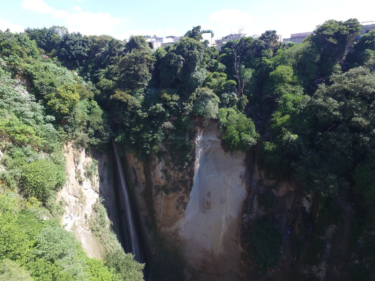 Área al final de la colonia Santa Fe, zona 13, donde han habido derrumbes que provocan retumbos y alarma a los vecinos. (Foto Prensa Libre: Cortesía Conred)
