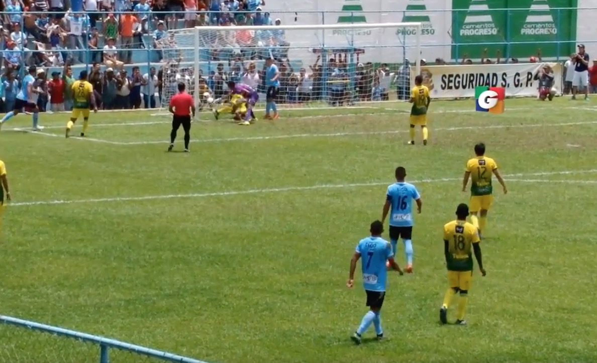 El portero de Petapa Javier Romero debutó en la Liga Nacional con autogol. (Foto Prensa Libre: Guatevisión)