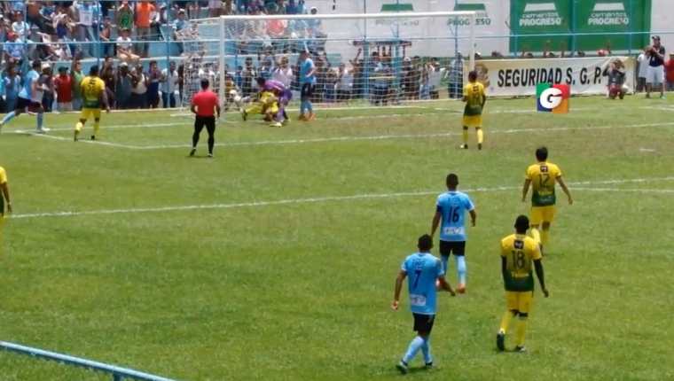 El portero de Petapa Javier Romero debutó en la Liga Nacional con autogol. (Foto Prensa Libre: Guatevisión)