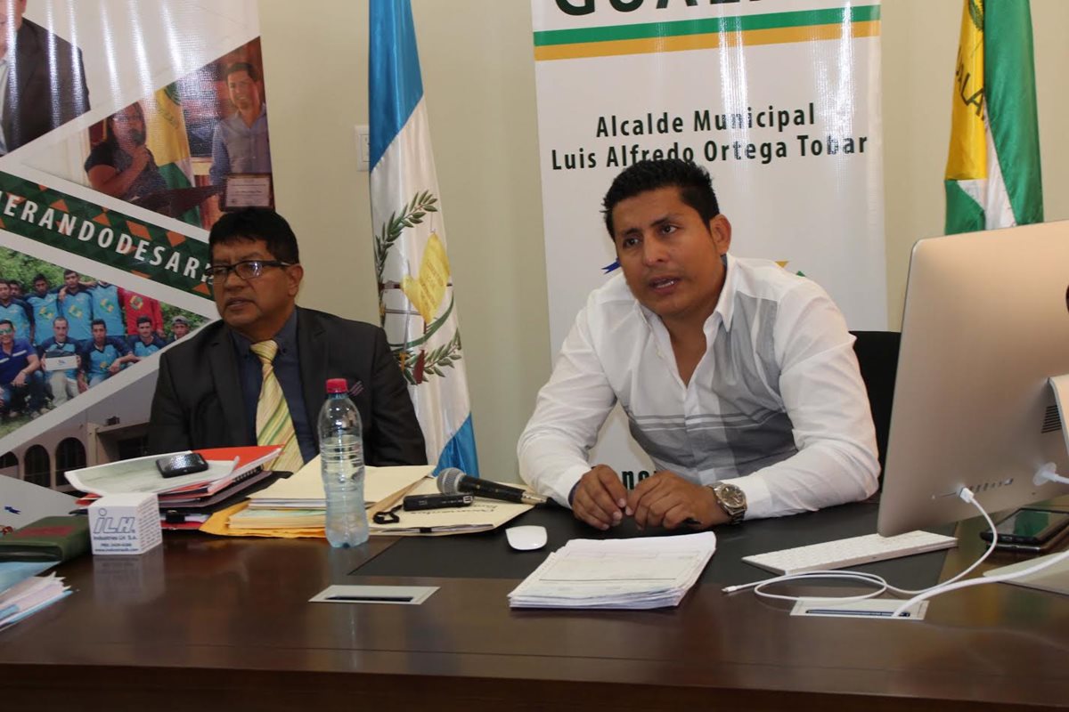 Autoridades ediles de Gualán, Zacapa, dan a conocer problemas por deuda energética. (Foto Prensa Libre: Julio Vargas)