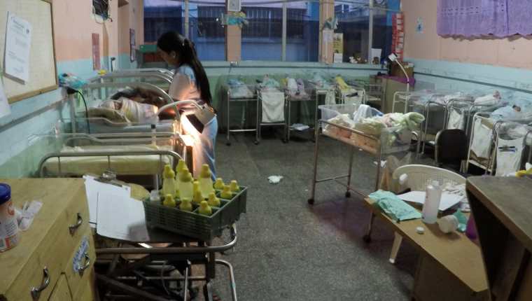 La pediatría del Hospital de Cobán reporta carencia de medicamentos y equipo, según autoridades de ese nosocomio. (Foto Prensa Libre: Eduardo Sam)