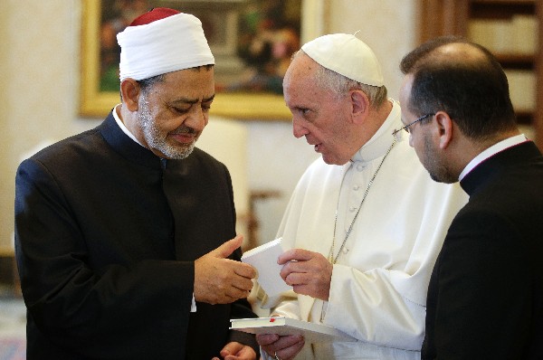 El Papa (d) habla con el imán egipcio de Al Azhar, Ahmed Mohamed el-Tayeb. (AFP).