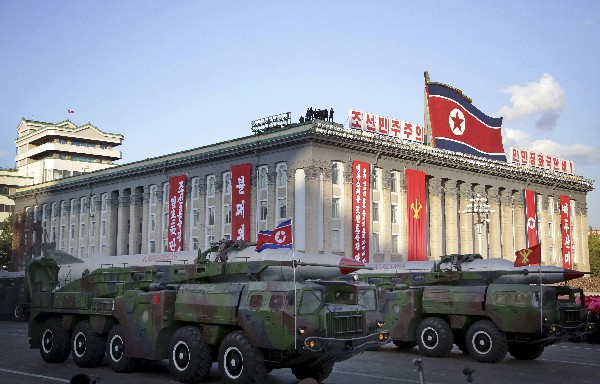 <span class="hps">Una versión del</span> <span class="hps">misil balístico </span><span class="hps atn">KN-</span><span>08</span> fue presentado<span> </span><span class="hps">durante un desfile militar en Corea del Norte.(Foto Prensa Libre: AP)