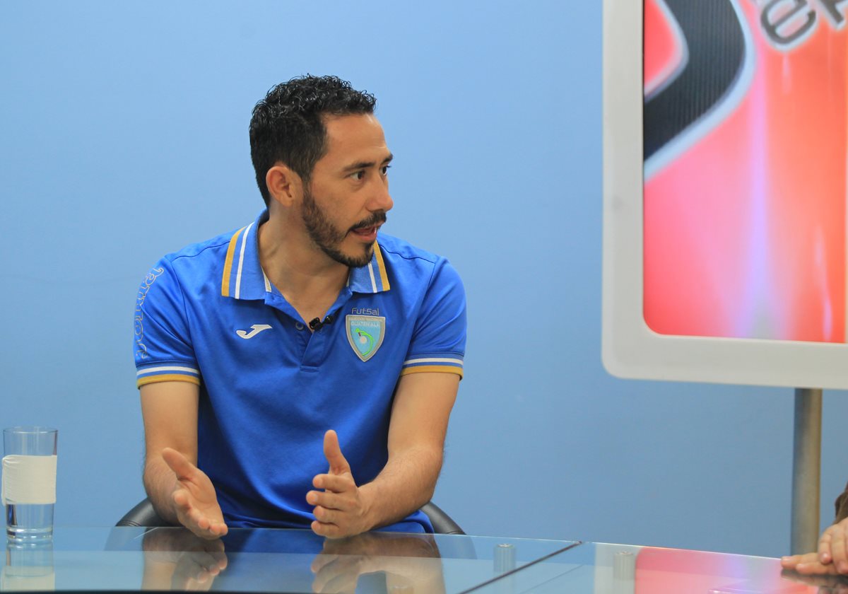 Carlos Mérida conversa en La Entrevista de Tododeportes. (Foto Prensa Libre: Carlos Vicente)
