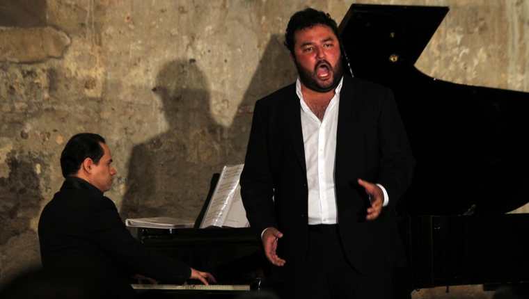 La presentación del tenor Mario Chang fue a benefico de la Serenata de la Asunción que se llevará a cabo el próximo 16 de agosto. (Foto Prensa Libre: Miguel López)