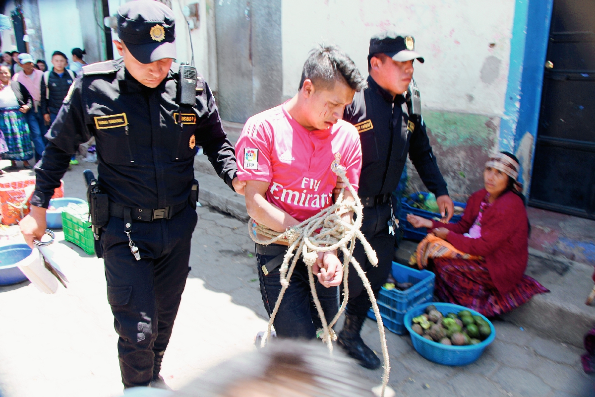 Agentes de la PNC capturan a un hombre en la cabecera de Totonicapán, sindicado de haber robado en un comercio. (Foto Prensa Libre: Édgar Domínguez)