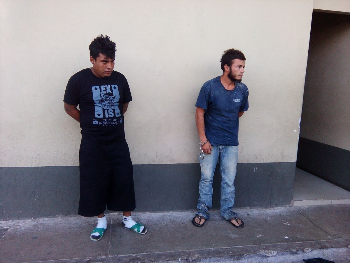 Los dos capturados por extorsión en la cabecera de Jalapa, son trasladados a una subestación de la PNC. (Foto Prensa Libre: Hugo Oliva)