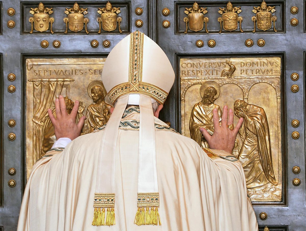 El papa Francisco abre la Puerta Santa con motivo de la inauguración del Jubileo Extraordinario de la Misericordia el martes último. (Foto Prensa Libre: EFE).