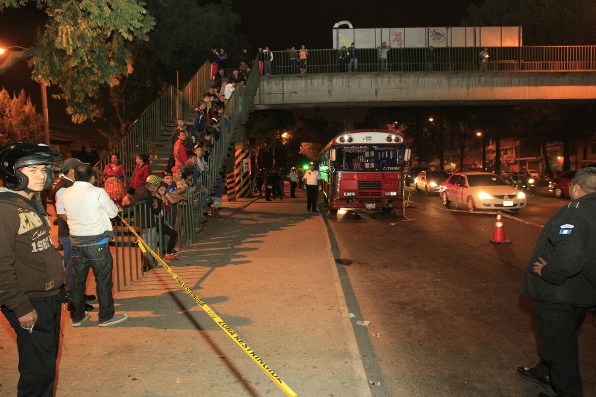 En este bus ocurrió el ataque mortal en la zona 7. (Foto: Bomberos Voluntarios)