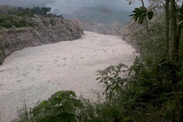 Cauce del río Nimá I en donde se encuentra abundante material volcánico. (Foto Prensa Libre: Conred)