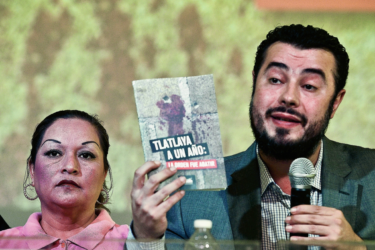 El director del Prodh , Mario Patrón Sánchez, junto a Clara Gómez González, sobreviviente y testigo de la presunta ejecución extrajudicial. (Foto Prensa Libre: AFP).