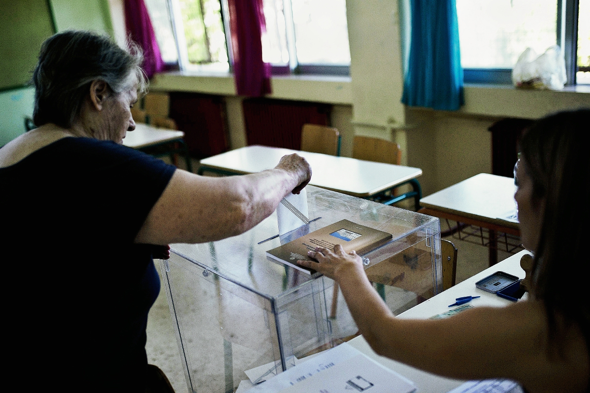 Griegos acuden a las urnas a votar. (Foto Prensa Libre: AP)