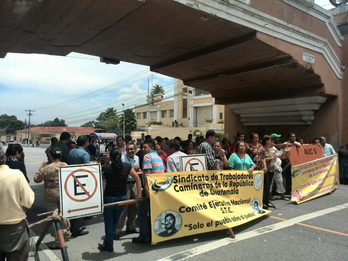 Trabajadores de la Dirección General de Caminos bloquearon por espacio de una hora la ruta al aeropuerto, exigen que se les pague el bono establecido en el pacto colectivo. (Foto Prensa Libre: Estuardo Paredes)