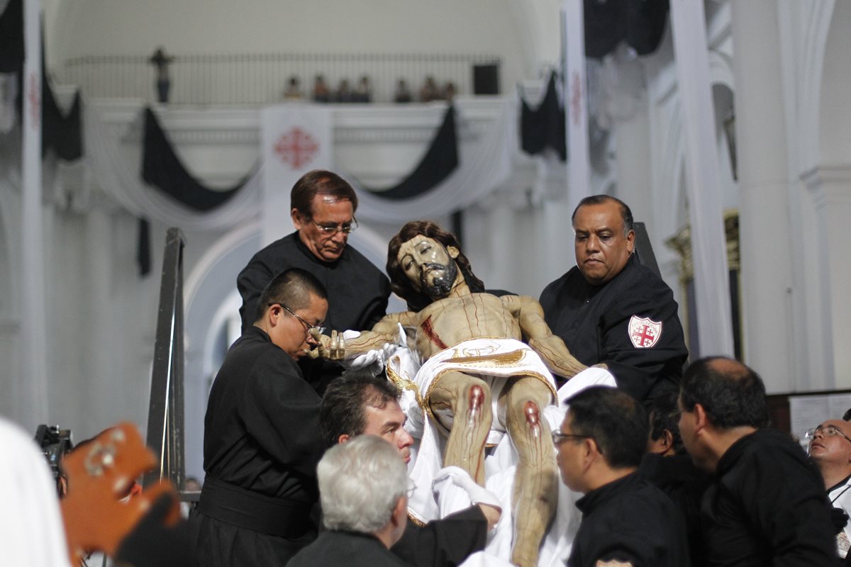 Los integrantes de la hermandad del Templo de La Recolección realizan el acto del descendimiento de la imagen del Sepultado, lo presentan al pueblo y a la Virgen. (Foto: Hemeroteca PL)