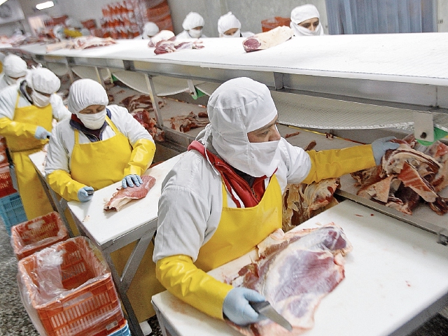 la empresa Delicarnes S.A. cuenta con certificaciones, tecnología y personal calificado para el procesamiento y empaque de carne de res lista para exportar. (Foto Prensa Libre: Álvaro Interiano)